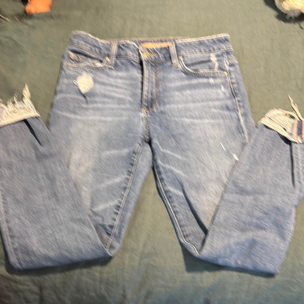 Trendy Distressed Ankle Jeans in Light Blue